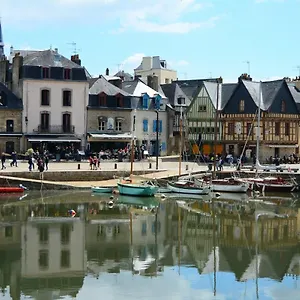 Tres Bel Avec Superbe Vue Sur Le Port De Saint Goustan , Auray France